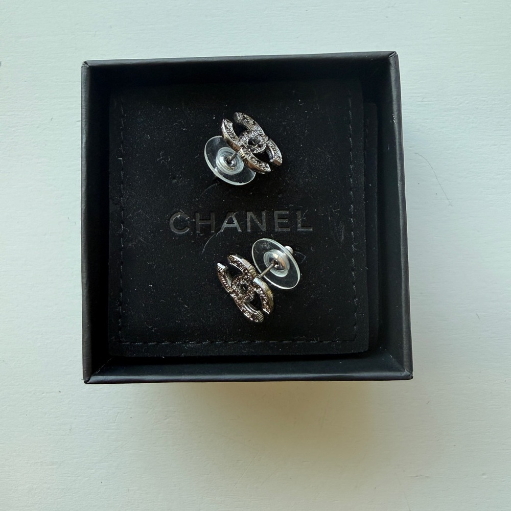 Chanel Classic CC Textured Silver Tone Stud Earrings With Box | Worn Twice - Picture 4 of 13